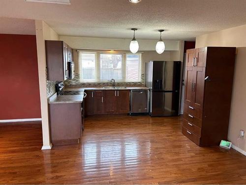 47 Mitchell Avenue, Red Deer, AB - Indoor Photo Showing Kitchen