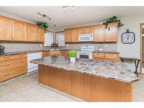 36 Burris Pointe, Lacombe, AB - Indoor Photo Showing Kitchen