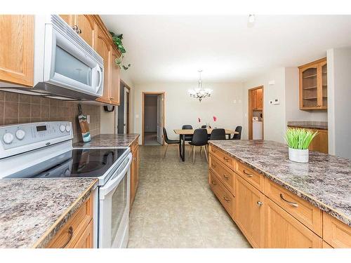 36 Burris Pointe, Lacombe, AB - Indoor Photo Showing Kitchen