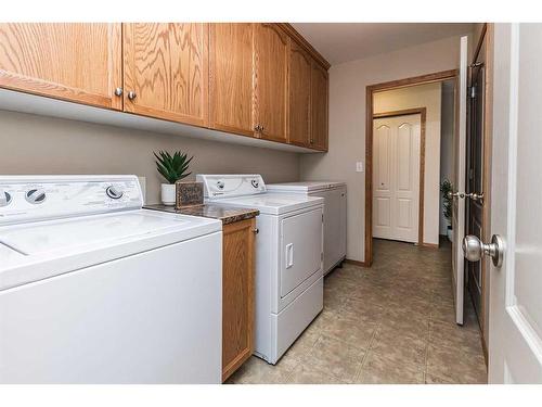 36 Burris Pointe, Lacombe, AB - Indoor Photo Showing Laundry Room