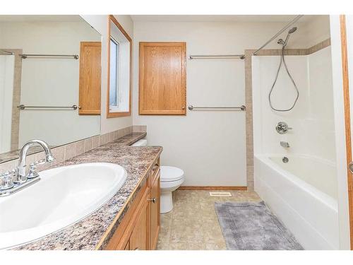 36 Burris Pointe, Lacombe, AB - Indoor Photo Showing Bathroom