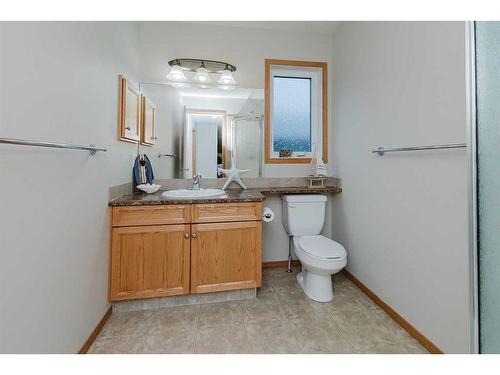 36 Burris Pointe, Lacombe, AB - Indoor Photo Showing Bathroom