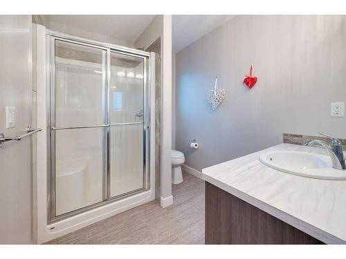 32 Ellington Crescent, Red Deer, AB - Indoor Photo Showing Bathroom