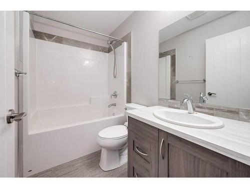 32 Ellington Crescent, Red Deer, AB - Indoor Photo Showing Bathroom