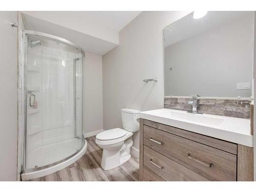 32 Ellington Crescent, Red Deer, AB - Indoor Photo Showing Bathroom