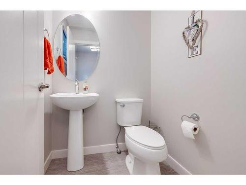 32 Ellington Crescent, Red Deer, AB - Indoor Photo Showing Bathroom