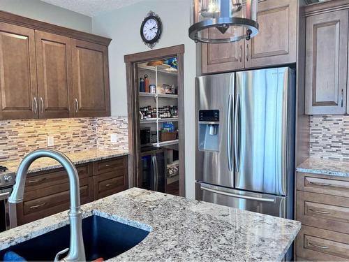 37 Drake Landing Ridge, Okotoks, AB - Indoor Photo Showing Kitchen With Upgraded Kitchen