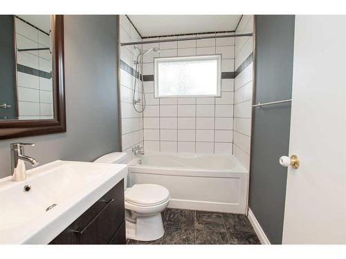 113 Selkirk Boulevard, Red Deer, AB - Indoor Photo Showing Bathroom