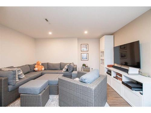 113 Selkirk Boulevard, Red Deer, AB - Indoor Photo Showing Living Room