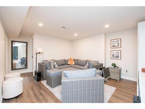 113 Selkirk Boulevard, Red Deer, AB - Indoor Photo Showing Living Room