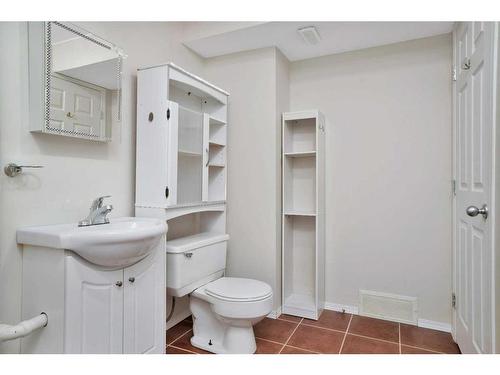 4944 Westbrooke Road, Blackfalds, AB - Indoor Photo Showing Bathroom