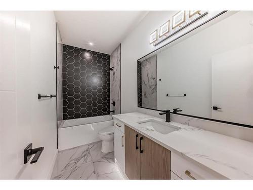 2916 1 Avenue, Edmonton, AB - Indoor Photo Showing Bathroom