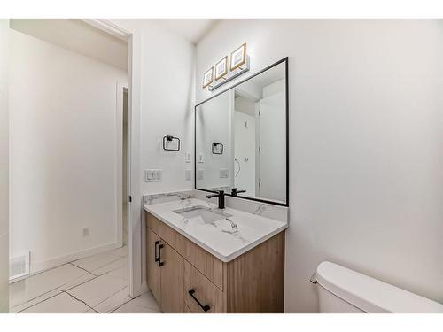 2916 1 Avenue, Edmonton, AB - Indoor Photo Showing Bathroom