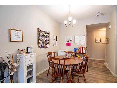 204-639 Oak Street, Springbrook, AB - Indoor Photo Showing Dining Room