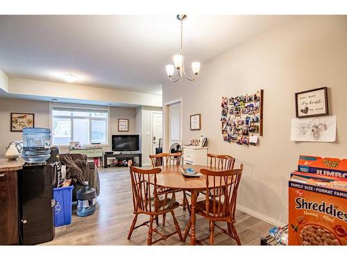 204-639 Oak Street, Springbrook, AB - Indoor Photo Showing Dining Room