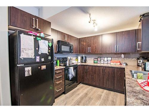 204-639 Oak Street, Springbrook, AB - Indoor Photo Showing Kitchen