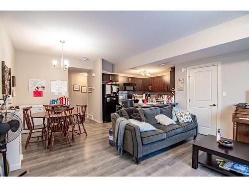 204-639 Oak Street, Springbrook, AB - Indoor Photo Showing Living Room