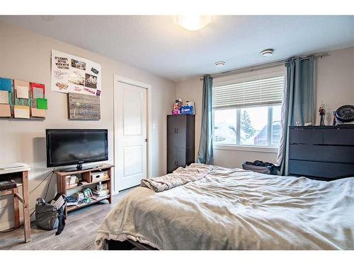 204-639 Oak Street, Springbrook, AB - Indoor Photo Showing Bedroom