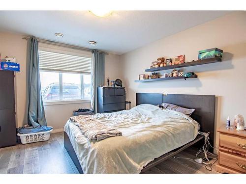 204-639 Oak Street, Springbrook, AB - Indoor Photo Showing Bedroom