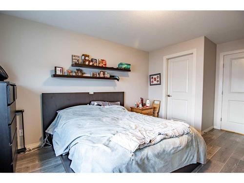 204-639 Oak Street, Springbrook, AB - Indoor Photo Showing Bedroom