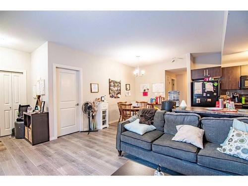 204-639 Oak Street, Springbrook, AB - Indoor Photo Showing Living Room