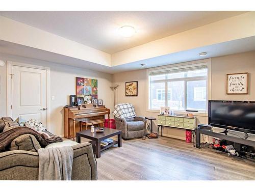 204-639 Oak Street, Springbrook, AB - Indoor Photo Showing Living Room