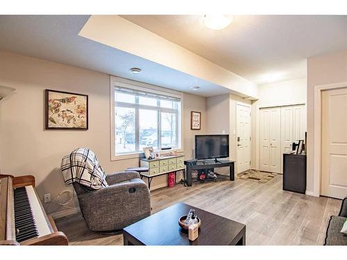 204-639 Oak Street, Springbrook, AB - Indoor Photo Showing Living Room