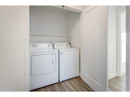 5032 59 Street, Innisfail, AB - Indoor Photo Showing Laundry Room