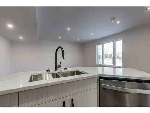 5032 59 Street, Innisfail, AB - Indoor Photo Showing Kitchen With Double Sink With Upgraded Kitchen