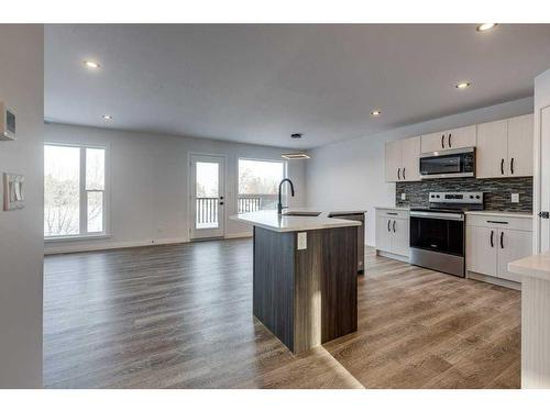 5032 59 Street, Innisfail, AB - Indoor Photo Showing Kitchen