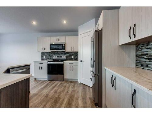 5032 59 Street, Innisfail, AB - Indoor Photo Showing Kitchen With Stainless Steel Kitchen