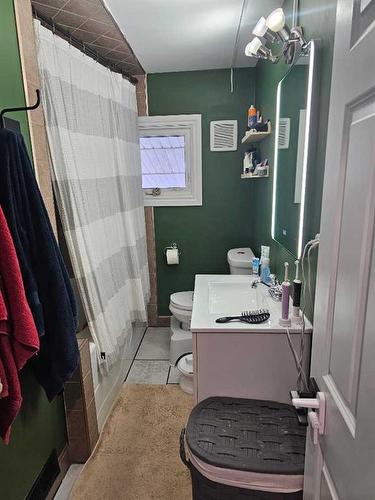 5703 46 Avenue, Stettler, AB - Indoor Photo Showing Bathroom