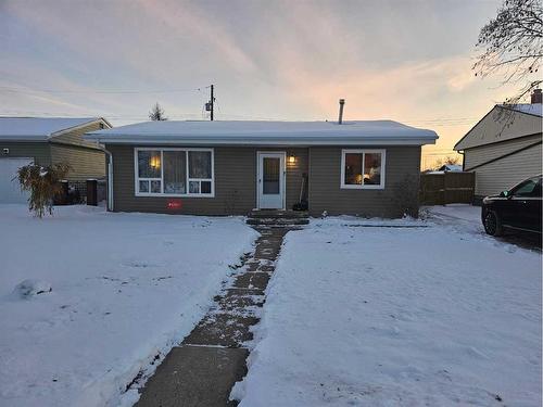 5703 46 Avenue, Stettler, AB - Outdoor