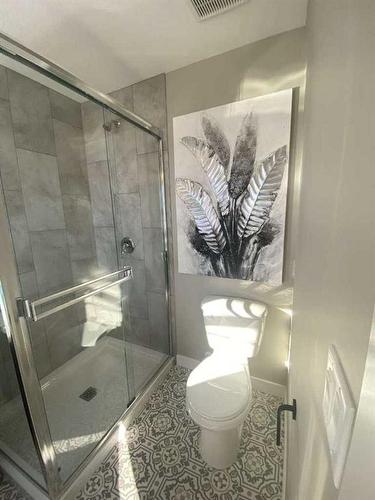 90 Memorial Parkway, Rural Red Deer County, AB - Indoor Photo Showing Bathroom