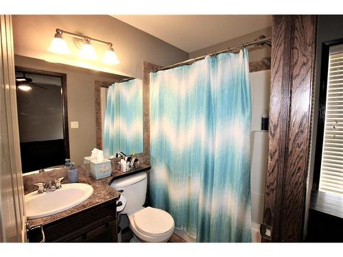 3 Lincoln Street, Sylvan Lake, AB - Indoor Photo Showing Bathroom