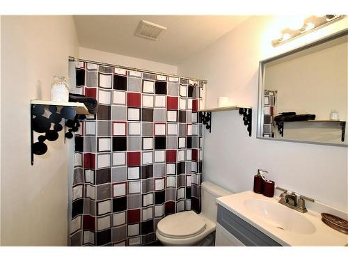 3 Lincoln Street, Sylvan Lake, AB - Indoor Photo Showing Bathroom