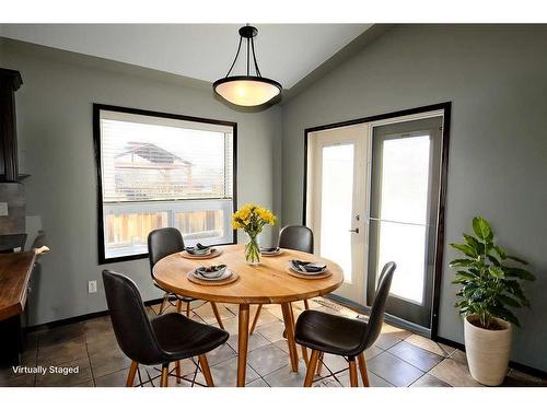 3 Lincoln Street, Sylvan Lake, AB - Indoor Photo Showing Dining Room