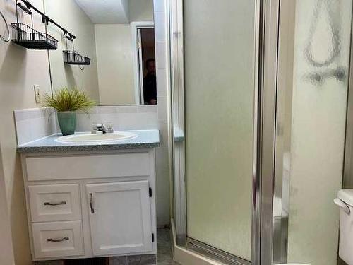 35 Edgington Ave, Red Deer, AB - Indoor Photo Showing Bathroom