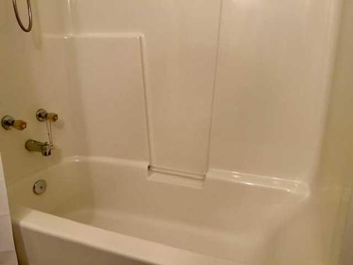 35 Edgington Ave, Red Deer, AB - Indoor Photo Showing Bathroom