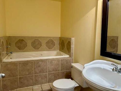 35 Edgington Ave, Red Deer, AB - Indoor Photo Showing Bathroom