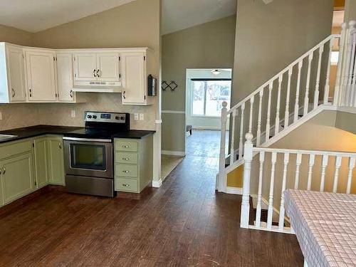 35 Edgington Ave, Red Deer, AB - Indoor Photo Showing Kitchen