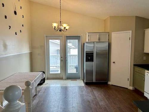 35 Edgington Ave, Red Deer, AB - Indoor Photo Showing Kitchen