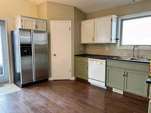 35 Edgington Ave, Red Deer, AB - Indoor Photo Showing Kitchen With Double Sink