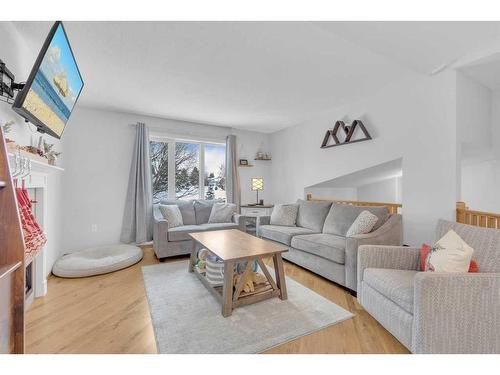 6007 50A Street, Ponoka, AB - Indoor Photo Showing Living Room