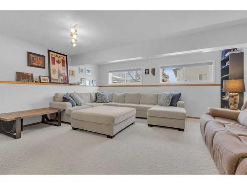 6007 50A Street, Ponoka, AB - Indoor Photo Showing Living Room