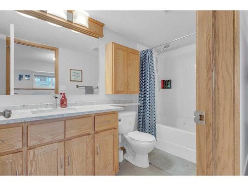 6007 50A Street, Ponoka, AB - Indoor Photo Showing Bathroom