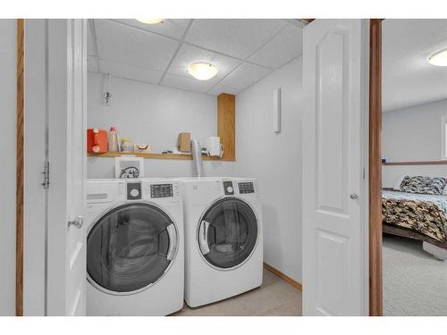 6007 50A Street, Ponoka, AB - Indoor Photo Showing Laundry Room