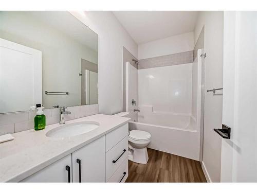 15 Rosse Place, Sylvan Lake, AB - Indoor Photo Showing Bathroom