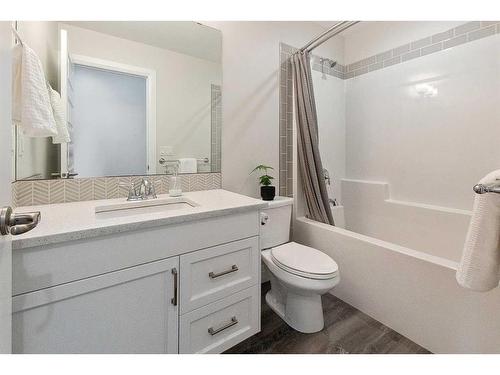 2 Meadow Close, Lacombe, AB - Indoor Photo Showing Bathroom