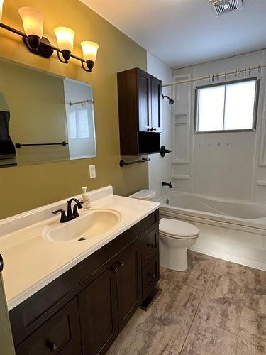 5419 48 Avenue West, Forestburg, AB - Indoor Photo Showing Bathroom